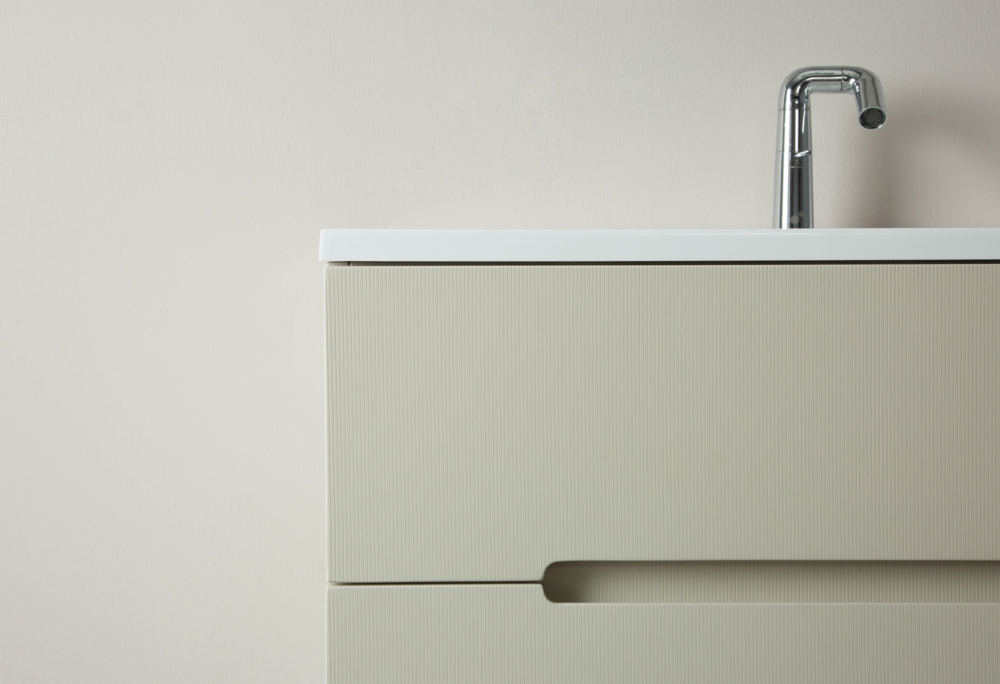 Evos Boutiques 36 in light green vanity close up